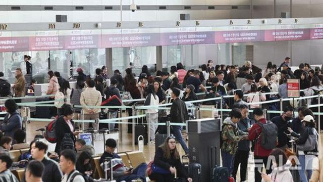 3분기 해외서 쓴 카드값 59억달러 '최대'…외국인은 국내서 38억달러