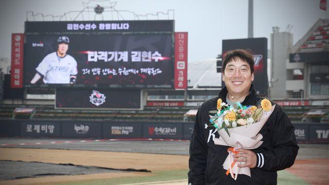 ‘타격 기계’ 김현수, KT 위즈와 3년 50억 원 FA 계약 체결