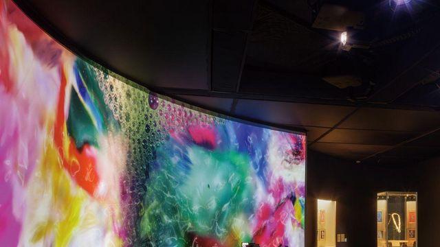 불가리 주얼리 작품이 물감처럼 물든 아름다운 전시