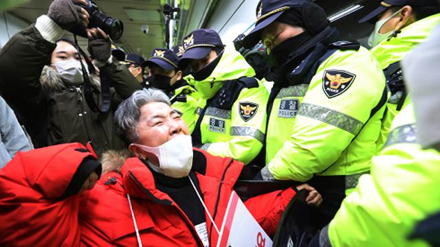 [속보] 전장연 시위로 4호선 혜화·한성대입구 무정차 통과…승객 불편