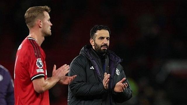 경기 중 '동료 뺨' 때린 충격적인 사건! 그런 일로 '퇴장 당한' 팀에 맨유가 0-1 충격패→아모림 1주년 제대로 망쳤다 [EPL 리뷰]