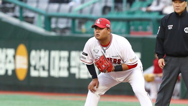 '거포 유망주 떠난다' SSG, 선수단 정비 진행…내야수 김건웅 등 3명 방출 [공식발표]