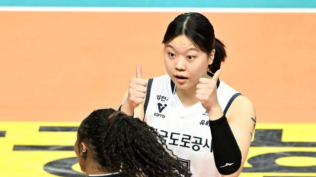 키만 큰 MB? 기동력도 갖췄다...신인 이지윤, 한국도로공사 독주 주역 [IS 피플]