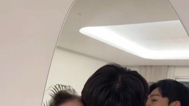 레이디 제인, 42세에 낳은 쌍둥이 딸 근황 공개... 