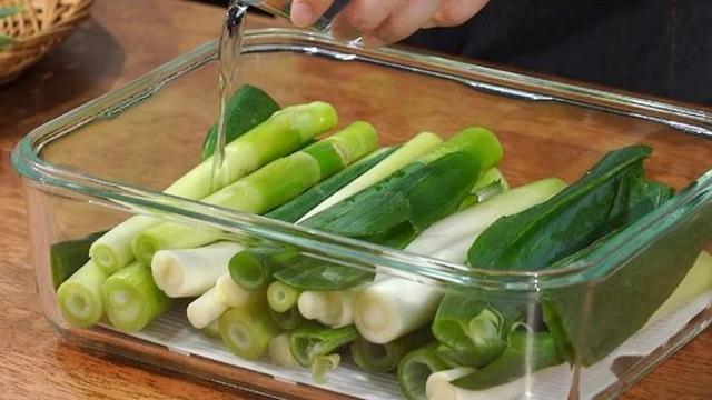 냉동해두면 썰기 힘들어지는 대파, '이 액체'를 부어 흔들면 진짜 싱싱합니다