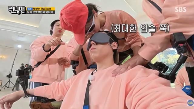 런닝맨, 입술 상대 찾는 '뽀뽀게임'... 과한 스킨십 논란