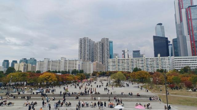 벤치에 휴대전화 두고 물에 빠진 여성…한강보안관들이 구조
