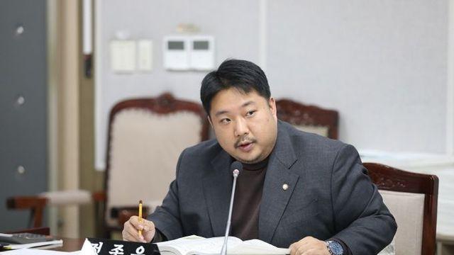 수원특례시의회 정종윤 의원, “보행신호등 적색 잔여시간 표시장치 확대해야”