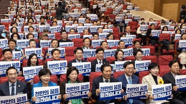 민주당, 서울시당 '경청단' 출범...與, 종묘·한강버스로 오세훈 견제 