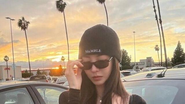 김윤지(NS윤지), 출산 후에도 47kg 유지하는 '힙한 엄마'... LA서 크롭티 패션 자랑