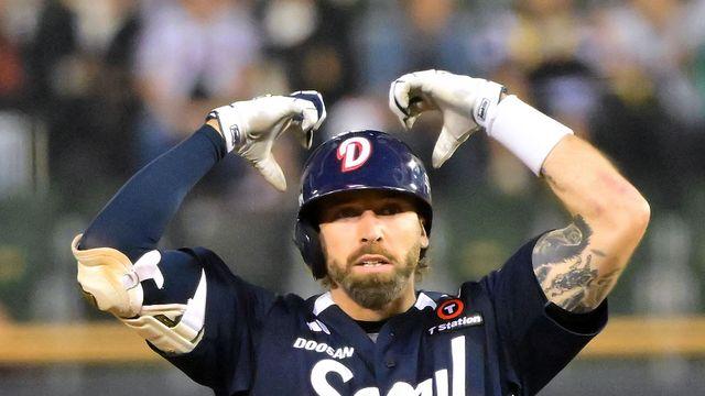 '이럴 수가' 두산, '차기 주장'까지 언급된 효자 외인과 결별하나…美 현지서 '새 외인' 계약 소식 떴다