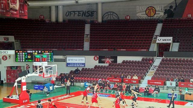 '전희철호' 한국 농구, 정관장과 연습 경기서 14점 차 완패