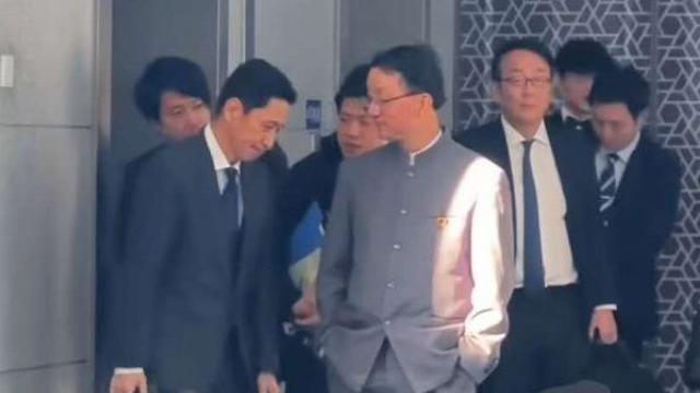 고개 숙인 日외국성 국장,주머니 손 넣고 내려다 본 中.'의도된 굴욕샷