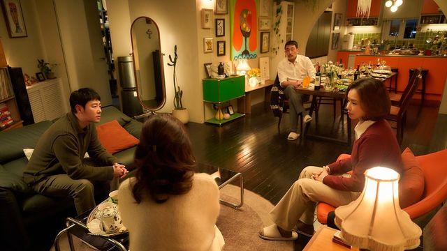 한 상에 모여앉은 두 부부의 자유분방한 수다…'윗집 사람들'