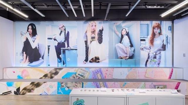 '컴백' 아일릿 팝업, 첫날부터 '북적'