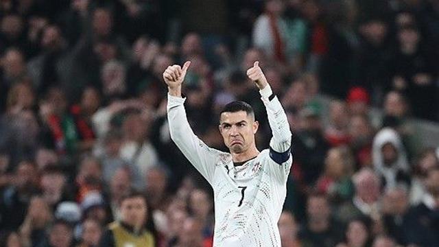 '팔꿈치 퇴장' 호날두 FIFA가 특혜 줬다…월드컵 정상 출전 가능→2경기 출전 정지 '집행유예'