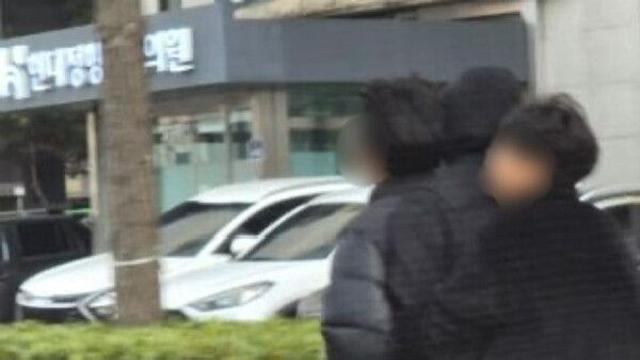 중학생 3명이 전동킥보드 한 대에…아찔한 무법 질주