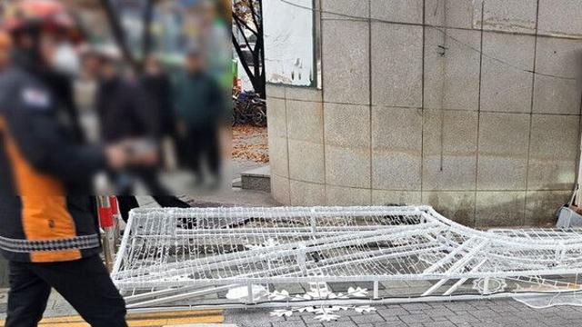 부산서 강풍으로 구조물 잇달아 넘어져 보행자 등 4명 다쳐(종합)