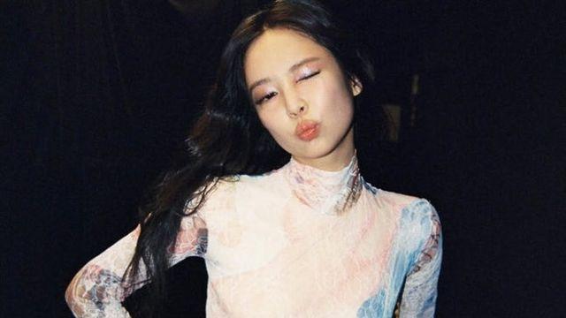 제니, 혀 빼꼼 젠득이 매력은 못 참지 [AI 포토컷]