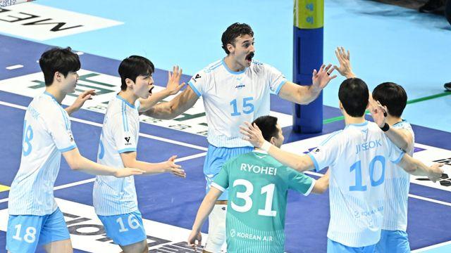 [SD 리뷰 in 인천] 살얼음판 1,2위 맞대결…‘트리플크라운’ 러셀 앞세운 대한항공, KB손해보험 3-0 완파하며 1위 수성