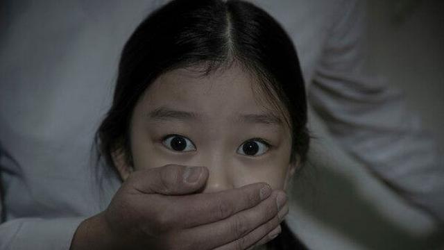 가운 입은 남성, 초등학교 침입 소동