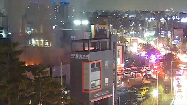 [속보] 수원 평동 건물서 화재...다량의 연기로 차량 우회