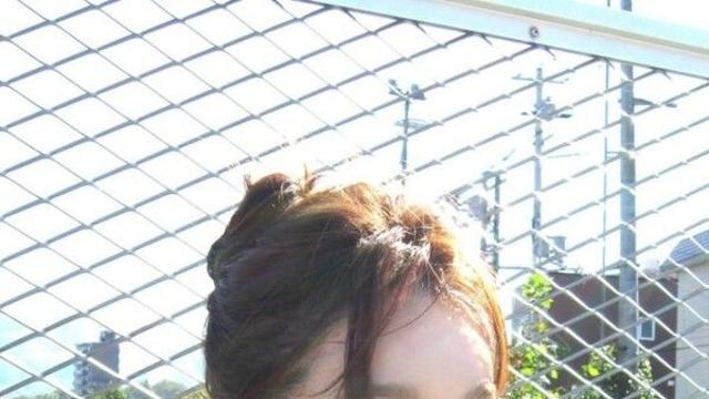 강민경, 가을 햇살 속 '청순 시크' 매력 발산... 담백한 브이넥 니트룩 공개