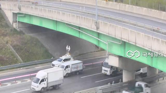 인천김포고속도로 남청라IC 김포방향 대형화물차 전도로 전면 통제