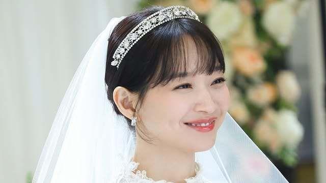 ‘12월의 신부’ 신민아, 웨딩드레스 취향 공개 “화려함 보다는…”