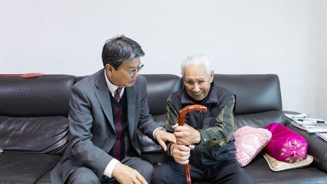 김돈곤 청양군수, 청려장과 대통령 축하 서안 전달