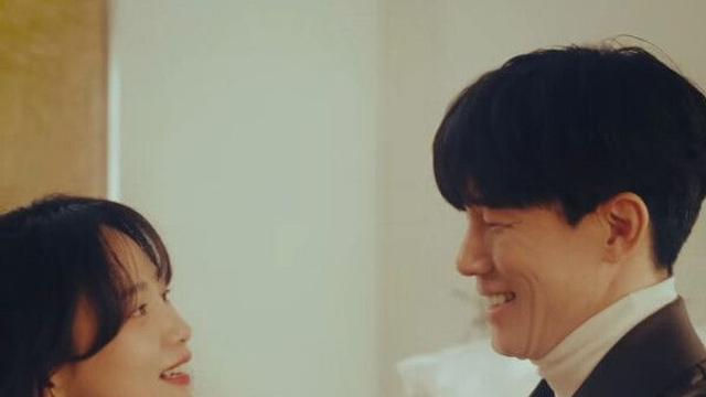 결혼 10년차 김무열·윤승아 아직도 달달한 분위기…애틋 미소