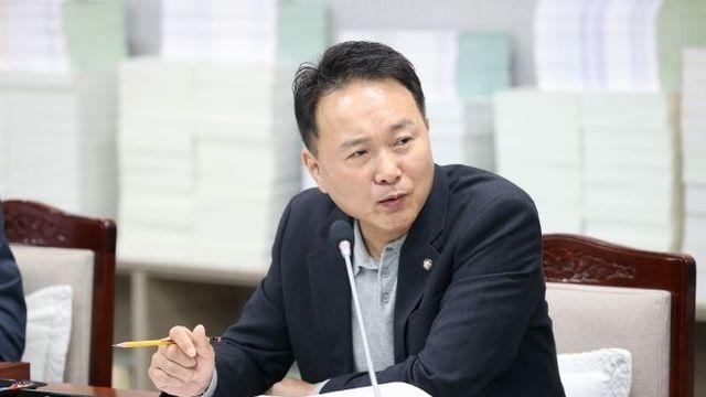 수원특례시의회 강영우 의원, 5년째 제자리걸음 기록관... 도서관 결합형 스마트 해법 제시