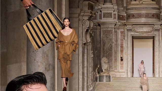 당당히 걷는 여성에 보내는 막스마라 2026 리조트 컬렉션의 찬사