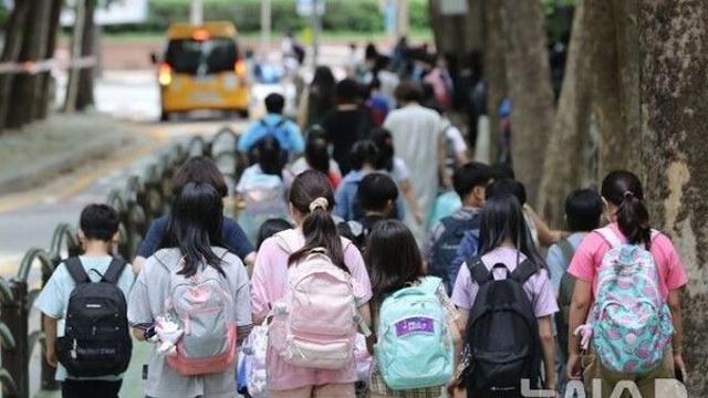 초등생, 친구·교사 관계 좋을수록 우울감 감소