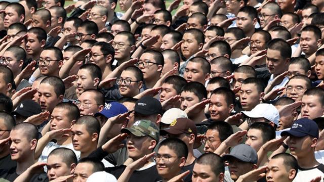 육군 조교 2명, 훈련병에 담배 한 개비당 10만원에 팔다 적발