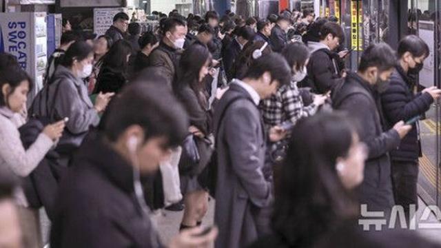 퇴근길 지하철 4호선 충무로역서 출입문 장애로 열차 지연