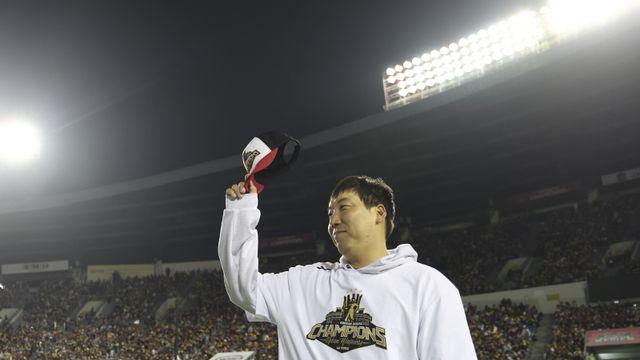 그동안 무슨 대화가 오갔길래, 김현수는 왜 LG를 떠났나 [IS 포커스]