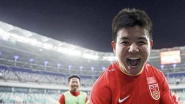 中 MF, 황희찬 후배 된다!…17년 만에 EPL 뛰는 중국 선수 '눈 앞'→울버햄프턴 계약 위해 영국행