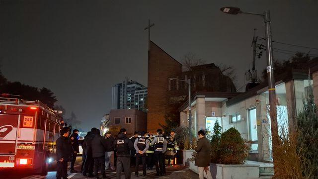 대통령실 인근 공중화장실서 70대 분신 시도…생명에 지장 없어