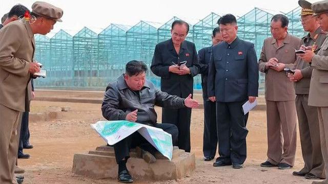 김정은, 한 달 만에 신의주온실농장 재방문…