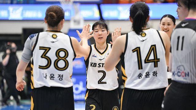 '강이슬 버저비터' 박지수 없는 KB국민은행, 신한은행 원정서 62-61 역전승