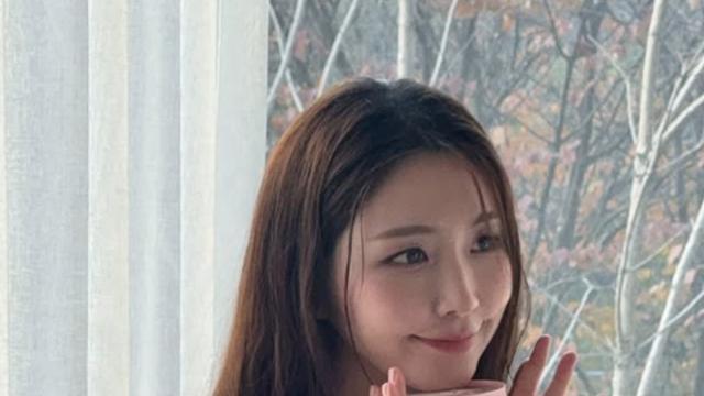 어깨 드러낸 성해은, 은은한 매력 [AI 포토컷]