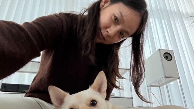 이효리 요가원서 반려견과 찰칵…민낯 미모에 깜짝