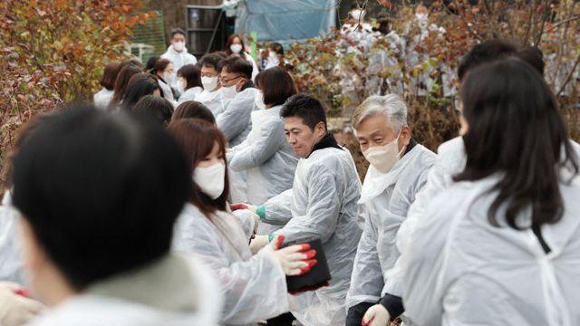 인천 중구 공직자들, ‘따숨 한 장의 기적’ 연탄 배달 봉사