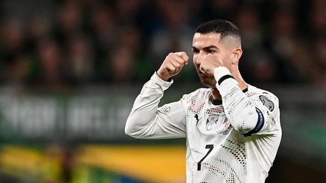 ‘FIFA식 호날두 살리기?’ 팔꿈치 휘둘러도 ‘2경기 집행 유예’, 북중미 월드컵 징계 막았다