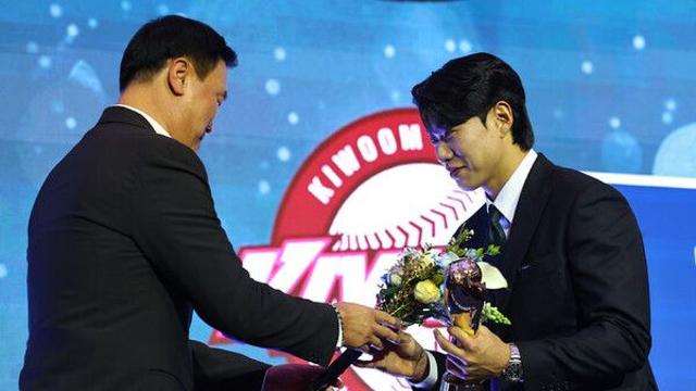 '수비 중심' 송성문의 MLB 도전…내야 교통정리 필요한 키움