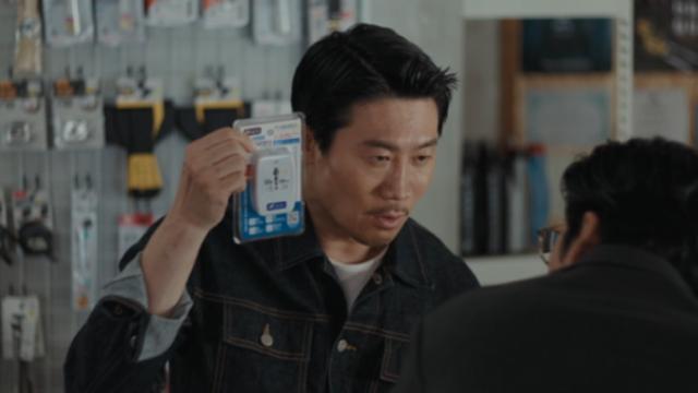 진선규, 'UDT: 우리 동네 특공대' 반전 재미 선사... 윤계상 쫓는 '수상한 문방구 아저씨' 열연