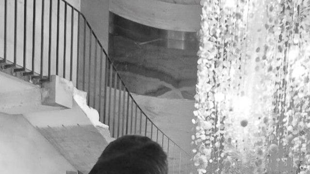 유인영 디저트 먹다 활짝…모자 써도 예쁘네