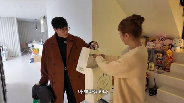 문원, '경제력 논란' 종지부…♥신지에 명품 선물→초호화 오마카세 '화끈' (어떠신지)