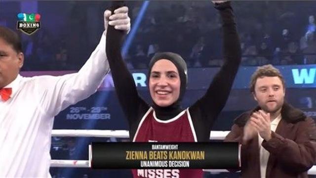 프로복싱 링에 사상 첫 '히잡 여성'…기록 쓰고 승리도 챙겨